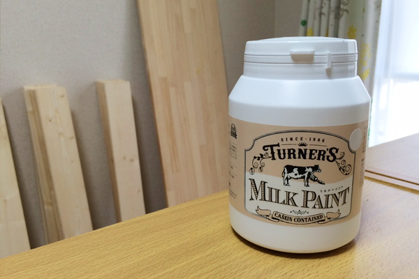 ミルクペイントのホワイトを使います。