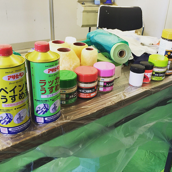 並べられた塗料たち