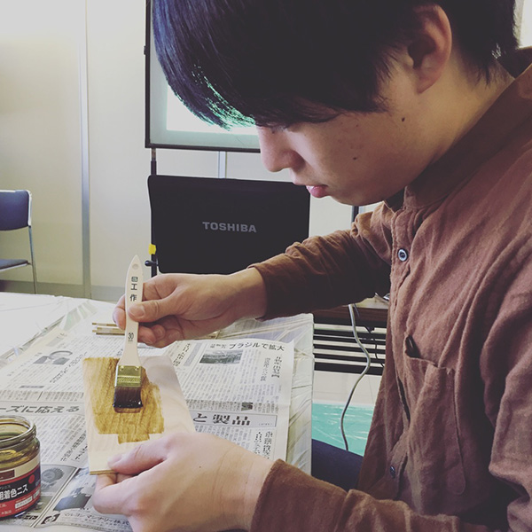 塗装するトゥーマ