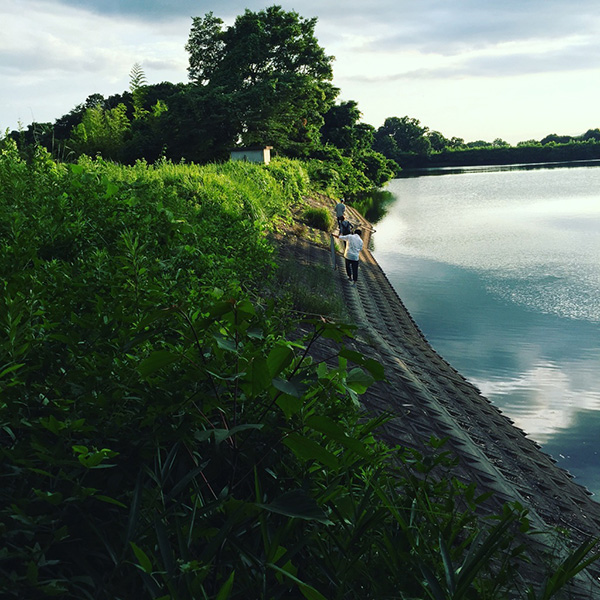 池の堤防での撮影風景