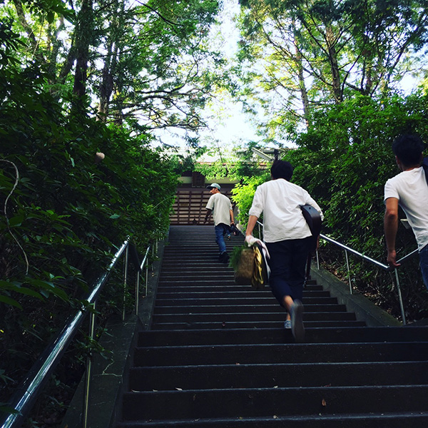 神社に向かう撮影クルー