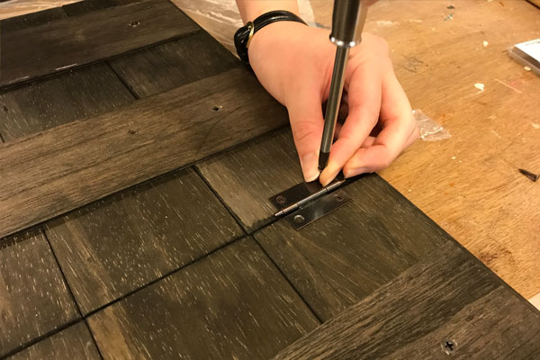 妹と折りたたみポストカードラックをdiy 株式会社 大都