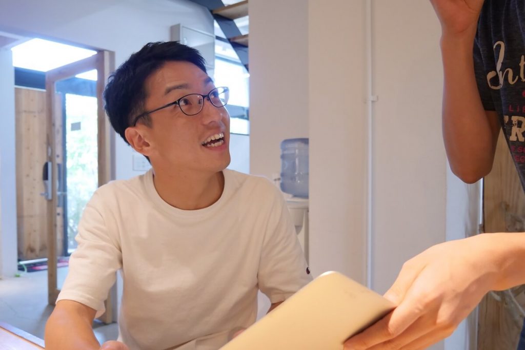 よく聞き・平等に・正しく伝える。チーム間の頼れるキャプテン、BOB（ボブ）